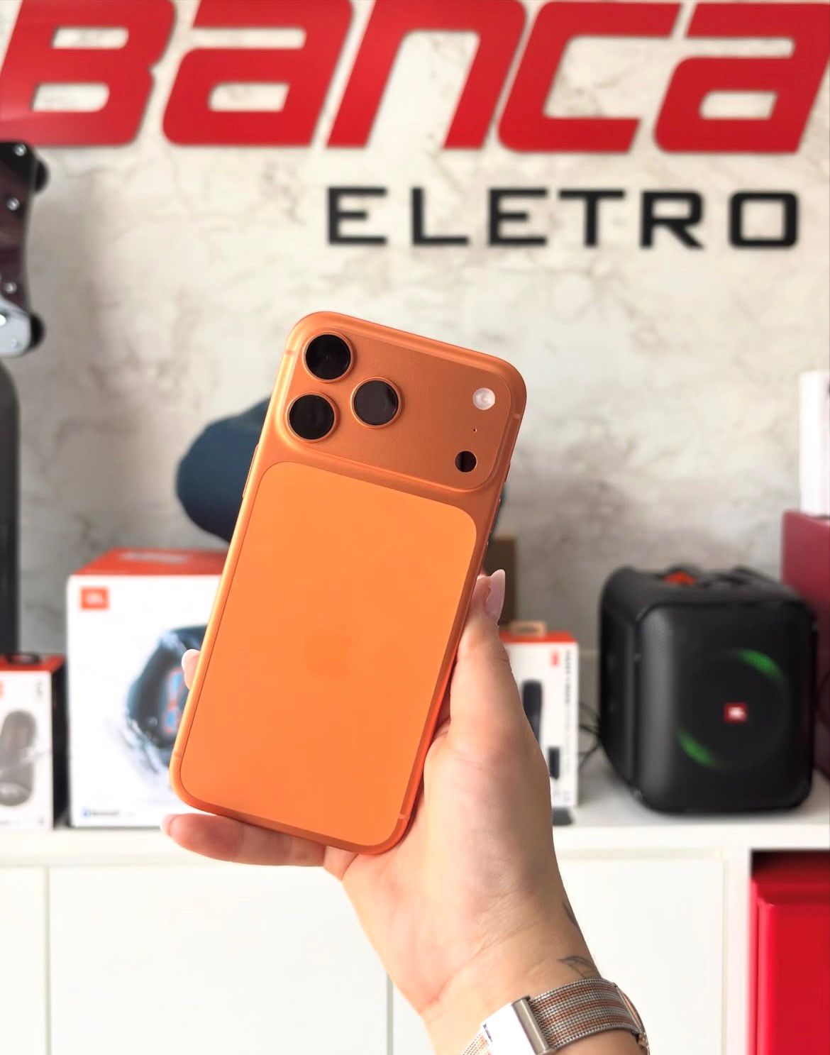 iPhone laranja na Banca Eletro