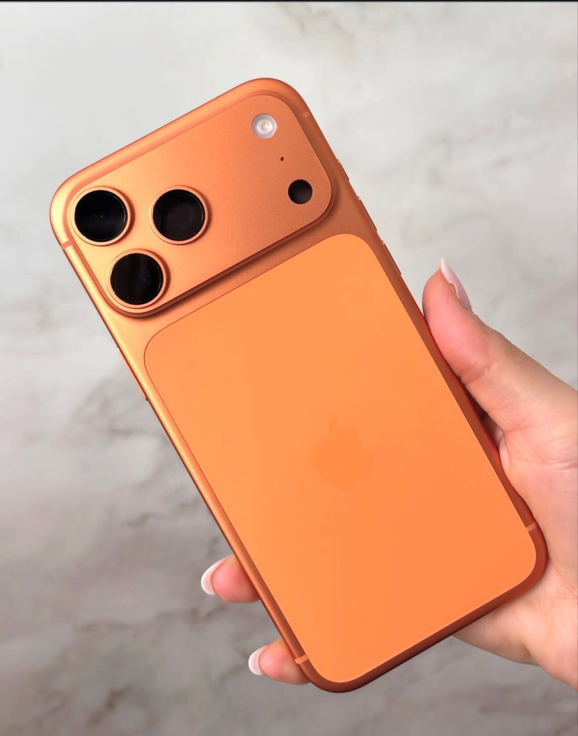 iPhone laranja close câmera